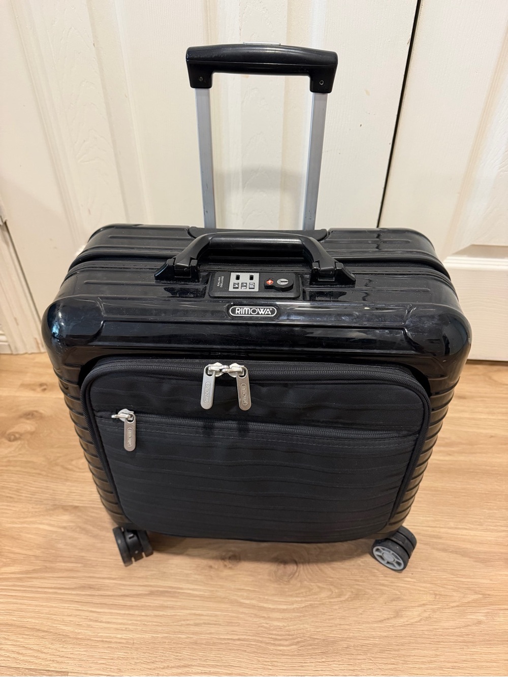 Rimowa Salsa Deluxe Hybrid Business Multiwheel Carry-On Case - Glossy Black